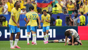 Jogadores do Brasil fazem a festa depois da vitória sobre o Japão