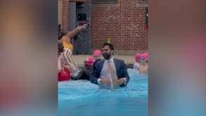 Mayor de Nova Iorque mergulha de fato para assinalar abertura de piscinas ao ar livre da cidade