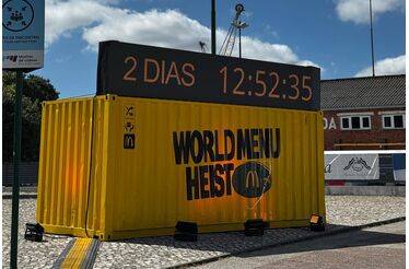 Contentor misterioso aparece durante a noite nas Docas de Lisboa. Há relatos de uma segunda estrutura a caminho do Norte