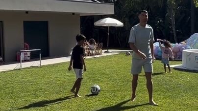 Cristiano Ronaldo ensinou truque ao filho e... ainda levou um 'túnel'