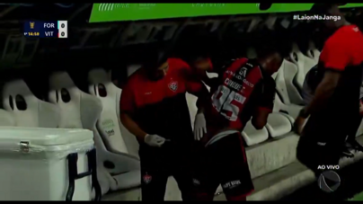 O momento em que médio brasileiro sente dores e vai ao banco de suplentes... levar uma injeção