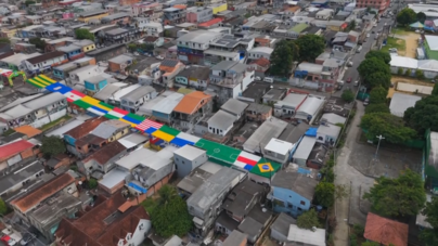 Cidade na Amazónia celebra Mundial com instalação gigante de bandeiras das seleções