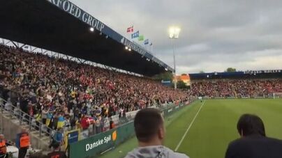 O momento em que o estádio se uniu para entoar o nome de Eriksen