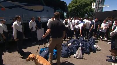 Surreal: seleção do Uzbequistão alvo de controlo policial que até envolveu cães antes do jogo com a Holanda