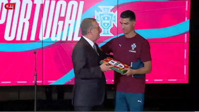 Seguro ofereceu bandeira à Seleção Nacional e fez desejo: «Que a 19 de julho o sonho se torne realidade»