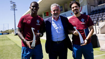 Nuno Mendes e Vitinha recebem prémios da FIFPRO das mãos de Joaquim Evangelista 