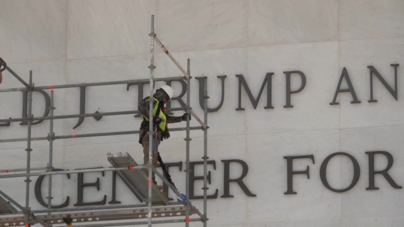 Kennedy Center avança com remoção do nome de Donald Trump após ordem judicial