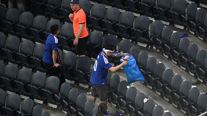 Tradição mantém-se: adeptos do Japão deixam tudo limpo após jogo com a Holanda 