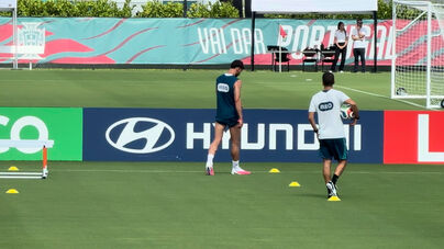 Rúben Dias faz trabalho específico no relvado à margem do grupo 
