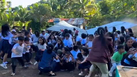 O momento em que sismo de magnitude 7.8 atinge o sul das Filipinas    