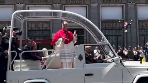 Papa Leão XIV volta a protagonizar momento viral com gesto '6-7' em Madrid