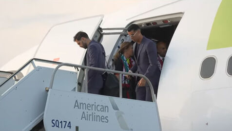 Bernardo Silva e Cristiano Ronaldo à saída do avião
