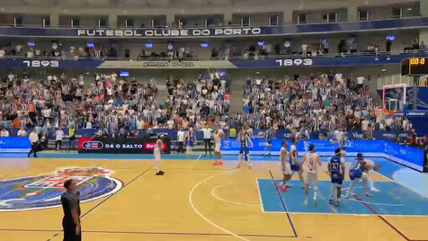 A festa do FC Porto após a conquista do título nacional de basquetebol dez anos depois