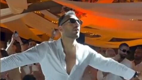 Pavlidis como nunca o viu: levou com arroz, tocou bateria e terminou o casamento a dançar... de camisa aberta