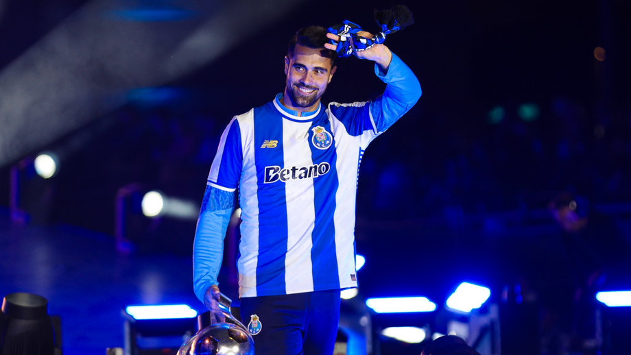 Diogo Costa, guarda-redes do FC Porto, durante a celebração do título de campeão