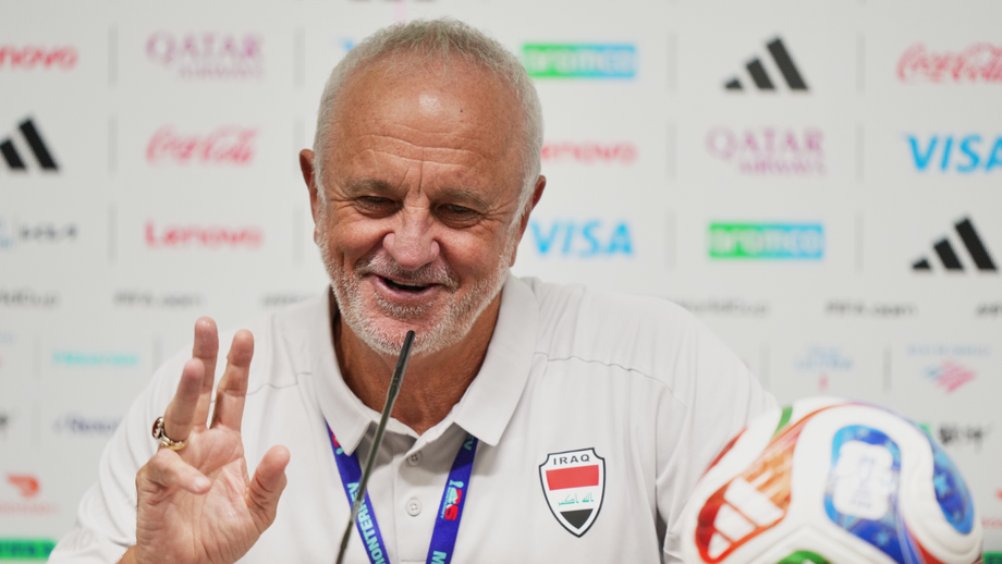 Graham Arnold, selecionador do Iraque, durante a conferência de imprensa