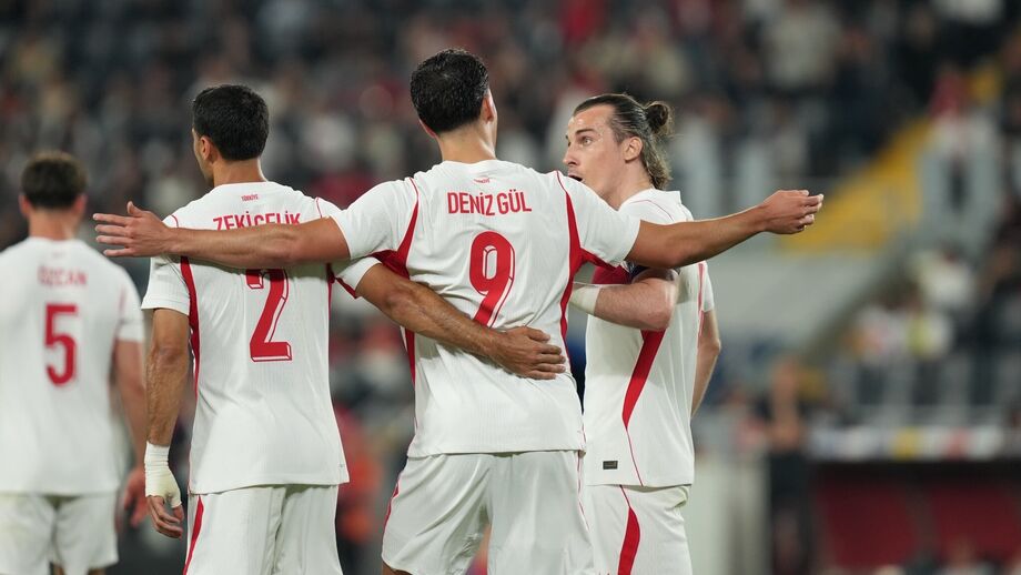 Deniz Gül celebra golo na vitória da Turquia contra a Macedónia do Norte.
