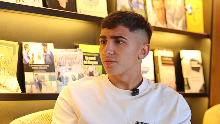 Durante a entrevista exclusiva a Record, o jovem extremo recorda o percurso no clube, que começou no 3.º escalão