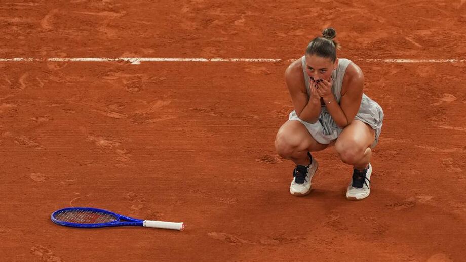 Marta Kostyuk reage após garantir a presença nas meias-finais de Roland Garros