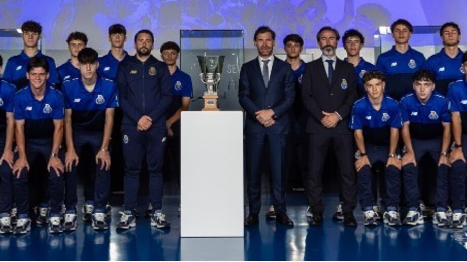 Equipa Sub-17 entrega taça no museu com André Villas-Boas