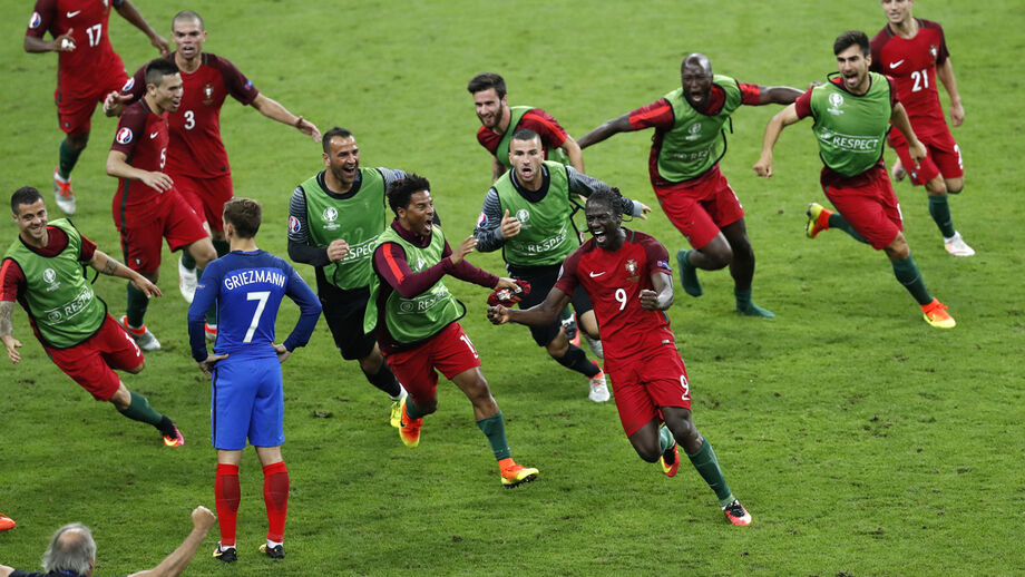 Jogadores da Seleção Nacional fazem a festa depois do golo de Éder na final do Euro'2016