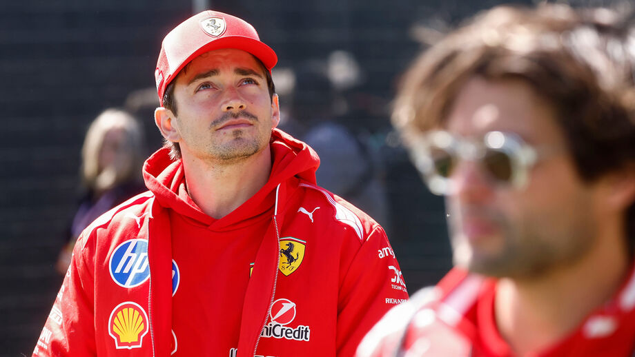 Charles Leclerc renova com a Ferrari