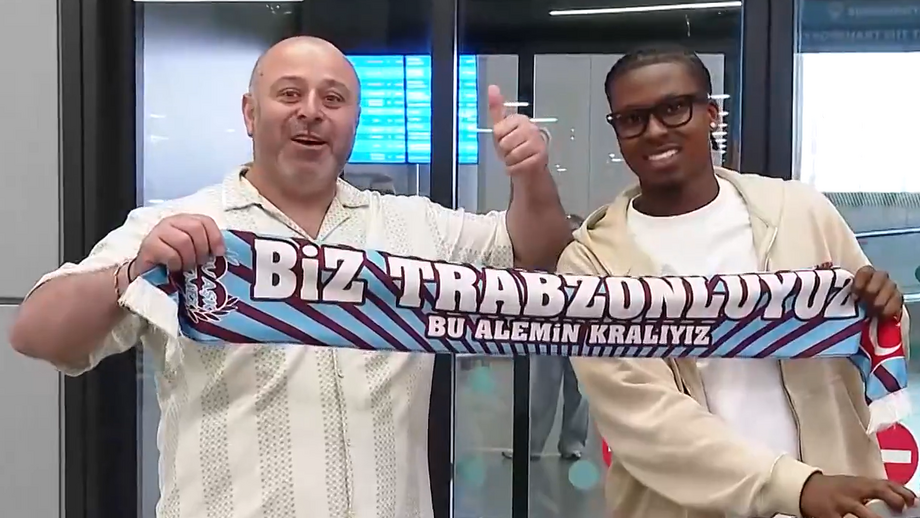 Sidny Lopes Cabral posa com cachecol do Trabzonspor junto de um adepto