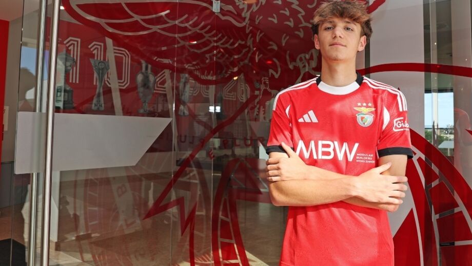 Gonçalo Silva assina contrato profissional