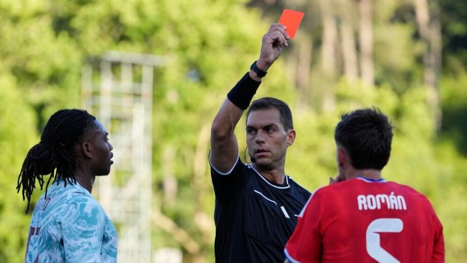 Rafael Leão foi expulso diante do Chile