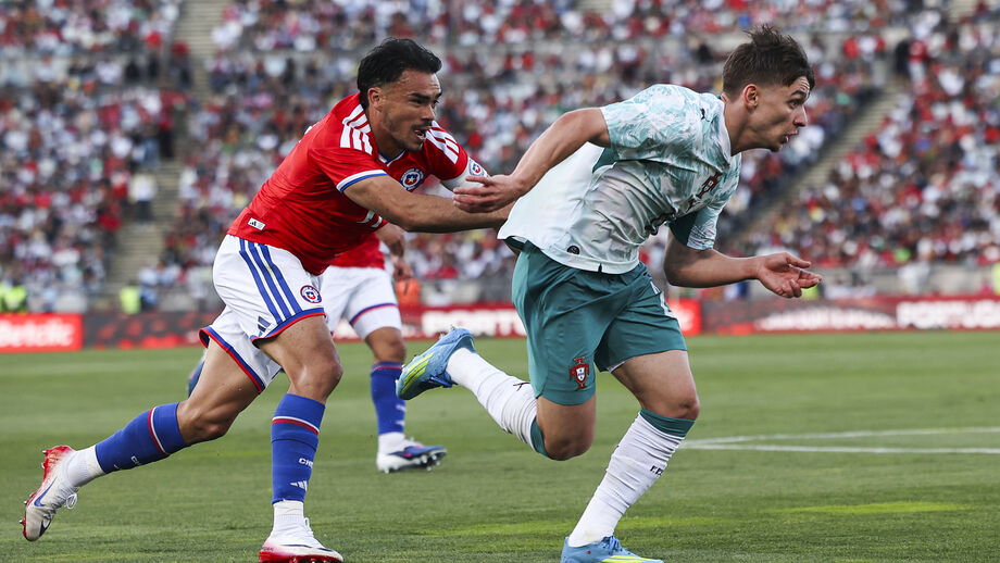 Francisco Conceição durante jogo com o Chile