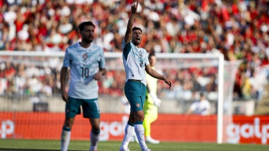 Bernardo Silva em ação diante do Chile