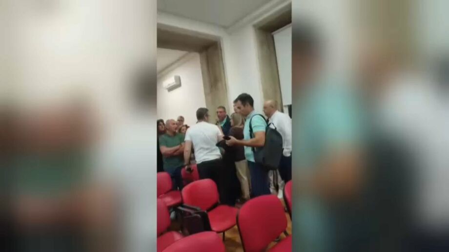 Renúncia do ex-presidente socialista, Isaac Braga, suspeito de uso indevido de dinheiro da autarquia para fins pessoais, motivou os desacatos