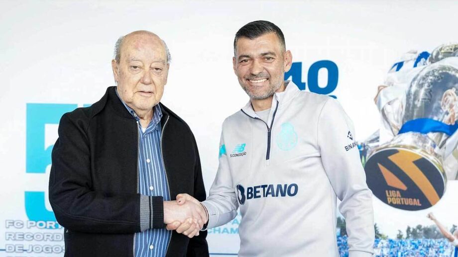 A fotografia partilhada pelo FC Porto quando Sérgio Conceição renovou contrato
