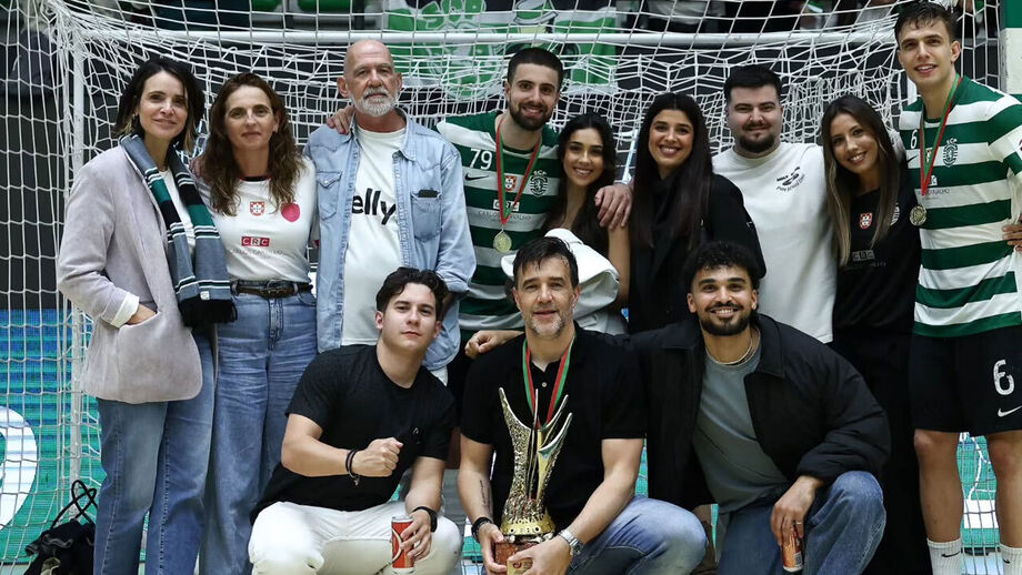 A foto de família partilhada por Ricardo Costa, treinador de andebol do Sporting