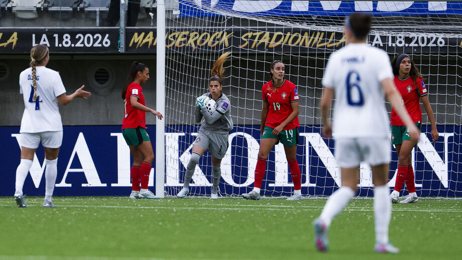 As jogadoras de Finlândia e Portugal em ação durante a partida