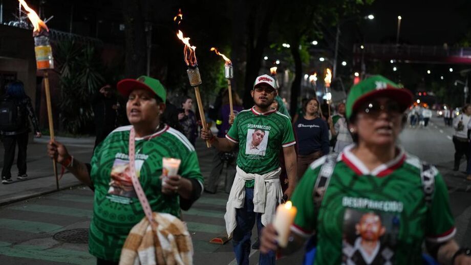 Grupos compostos por famílias de pessoas desaparecidas, professores, trabalhadores de transportes e agricultores menifestam-se