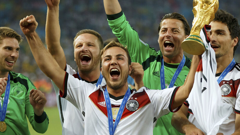 Jogadores alemães levantam o troféu do Mundial'2014