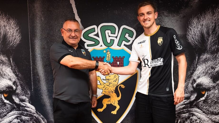 João Rodrigues, presidente do Farense, cumprimenta Zolotic