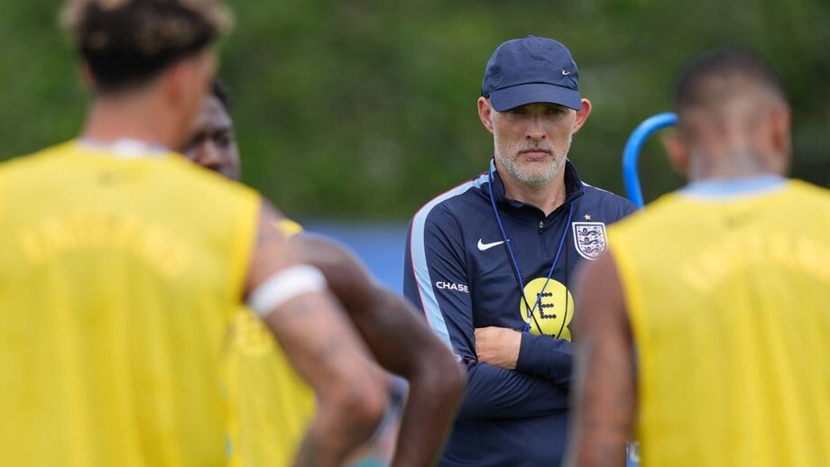 Thomas Tuchel apreensivo durante o treino da seleção inglesa