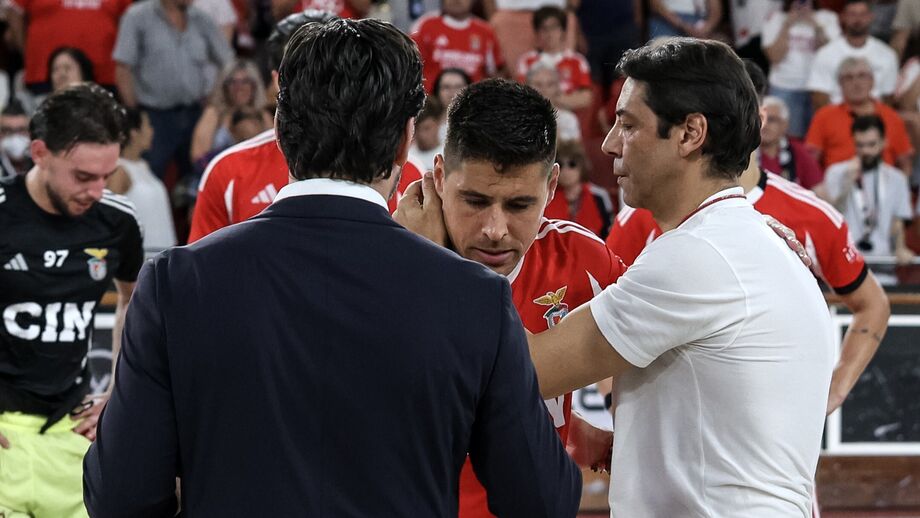 Diogo Rafael confortado por Rui Costa