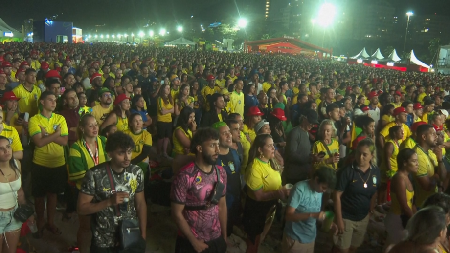 Multidão juntou-se na praia no Rio de Janeiro para assistir ao jogo com Marrocos