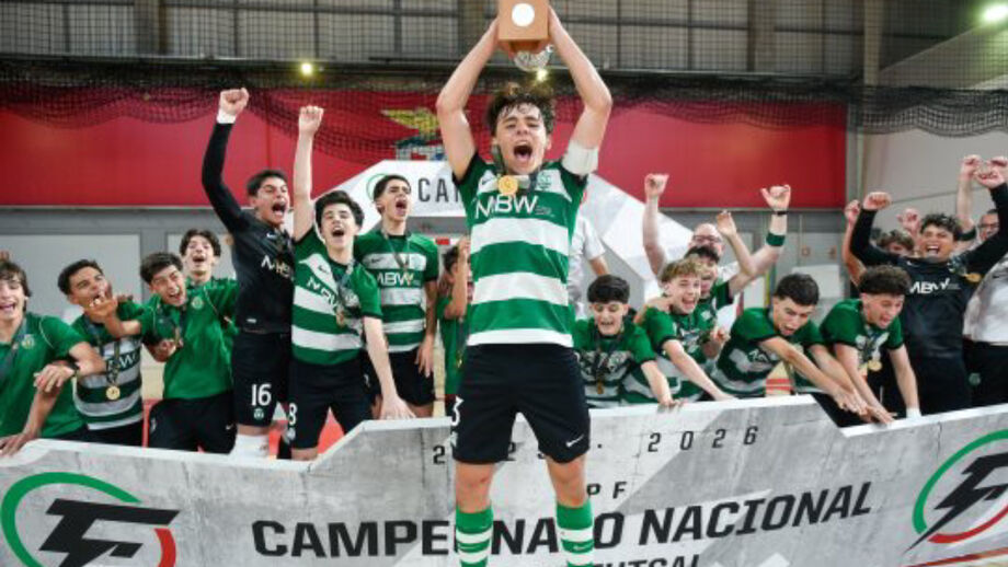 Jovens leões ergueram troféu na casa do rival Benfica