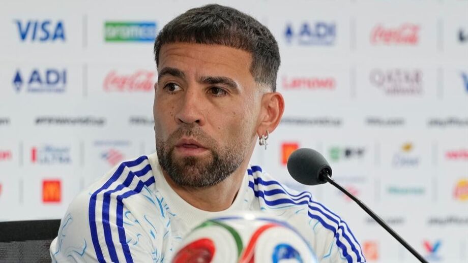 Otamendi em conferência de imprensa