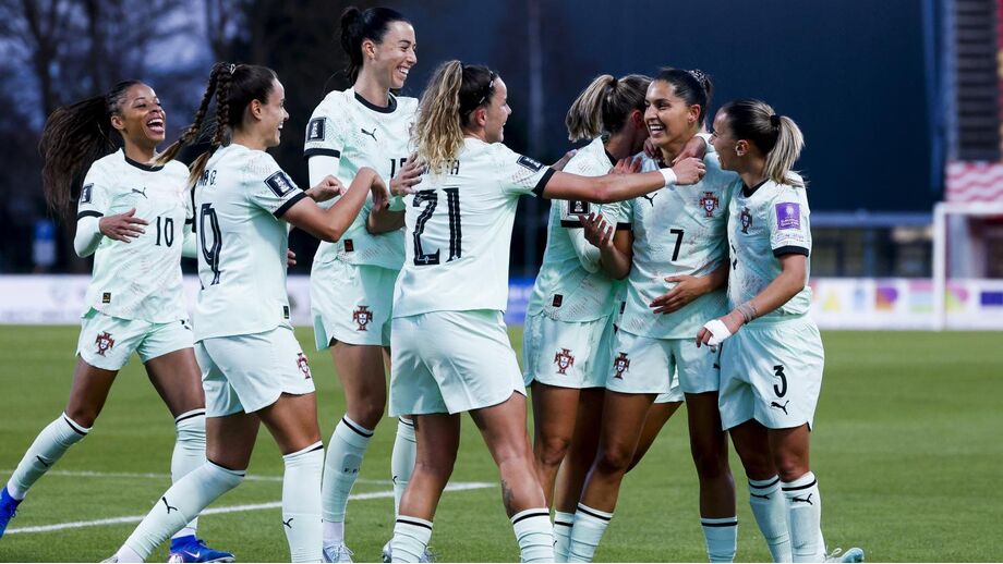 Seleção feminina portuguesa festeja o golo frente à Letónia