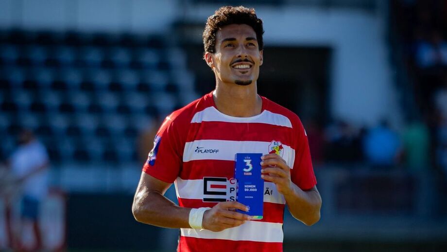 Jota, lateral-esquerdo do S. João Ver