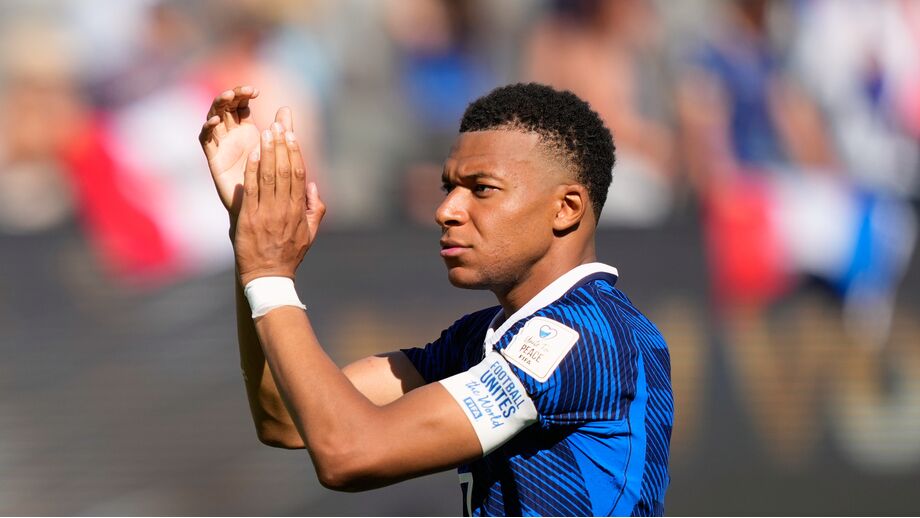 Mbappé bisou contra o Senegal