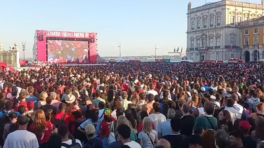 Adeptos no Terreiro do Paço dececionados com empate luso