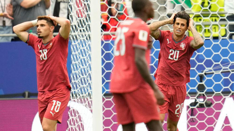Jogadores da Seleção Nacional reagem com as mãos na cabeça durante o jogo com a RD Congo
