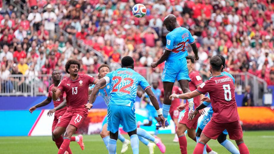 O momento em que Wissa se eleva para marcar o golo da RD Congo frente a Portugal