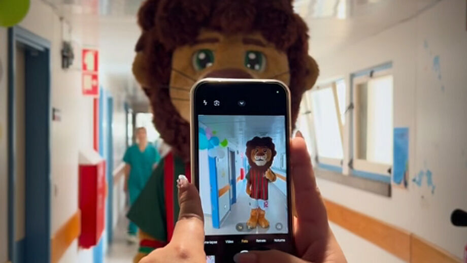 Garras, mascote do Marítimo, animou as crianças internadas na Pediatria do Hospital Nélio Mendonça 